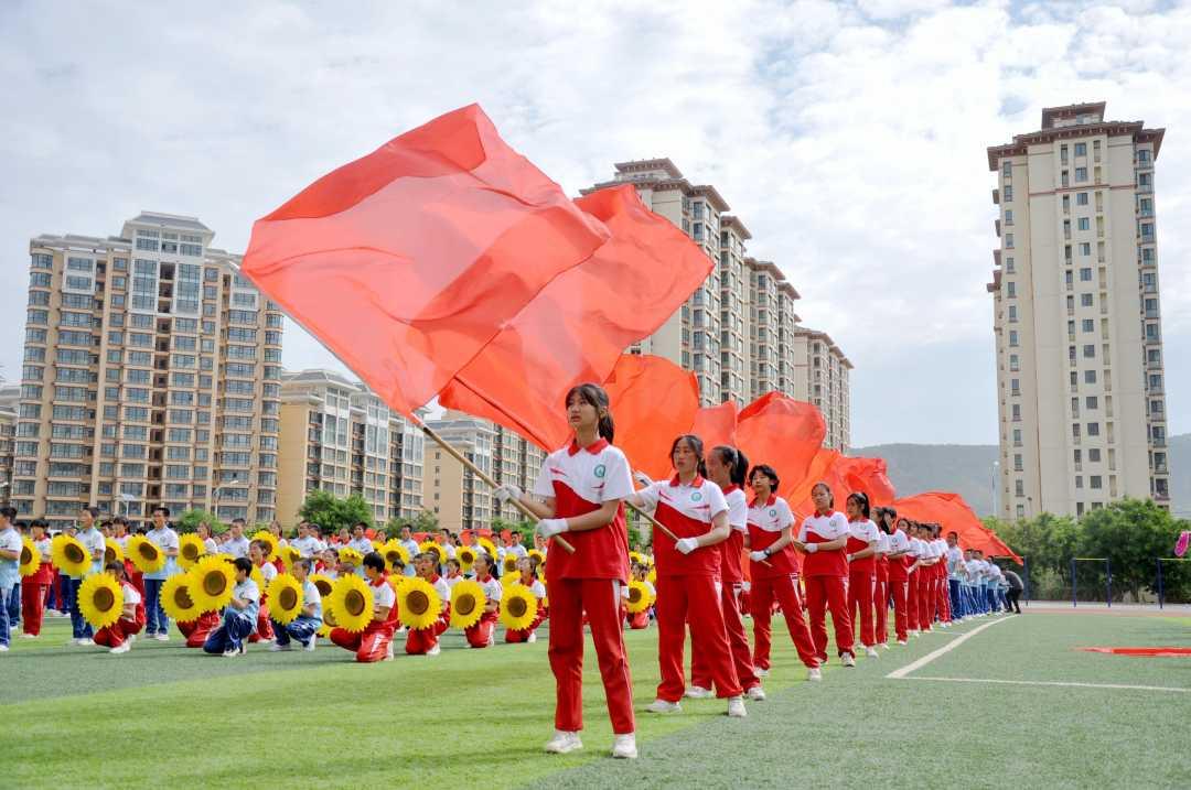 组合图形里是不是一个平行四边形的面积乘上一个三角形的面积？